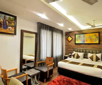 https://imgcld.yatra.com/ytimages/image/upload/t_hotel_yatra_city_desktop/v1460375829/Domestic Hotels/Hotels_New Delhi/Hotel Cabana/Room_view_11.jpg